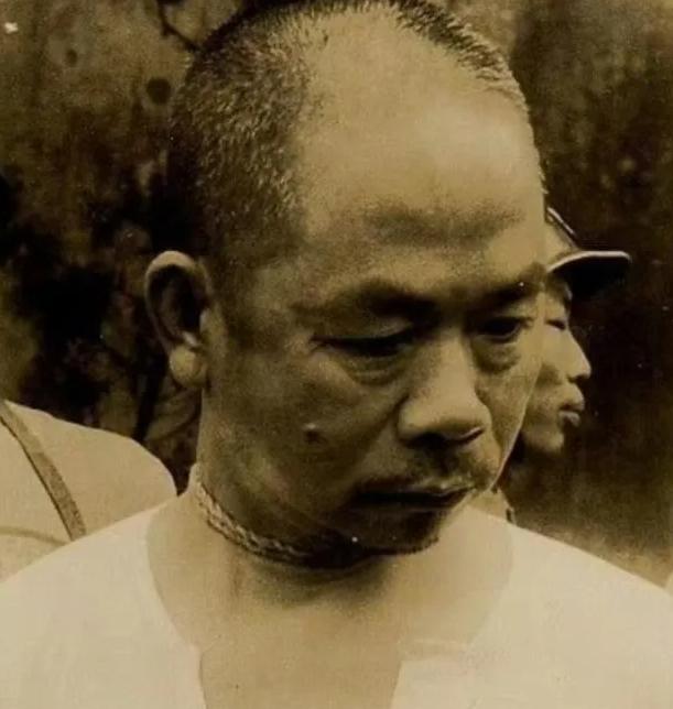 刷到的这张图，不是剧照，是吴石将军牺牲前，敌人给他拍下的最后一幕。脖子上套着麻绳