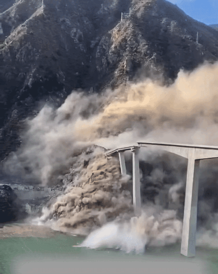 四川阿坝马尔康红旗特大桥建设是典型的啃硬骨头项目。垮塌原因是由当地突发自然地质灾