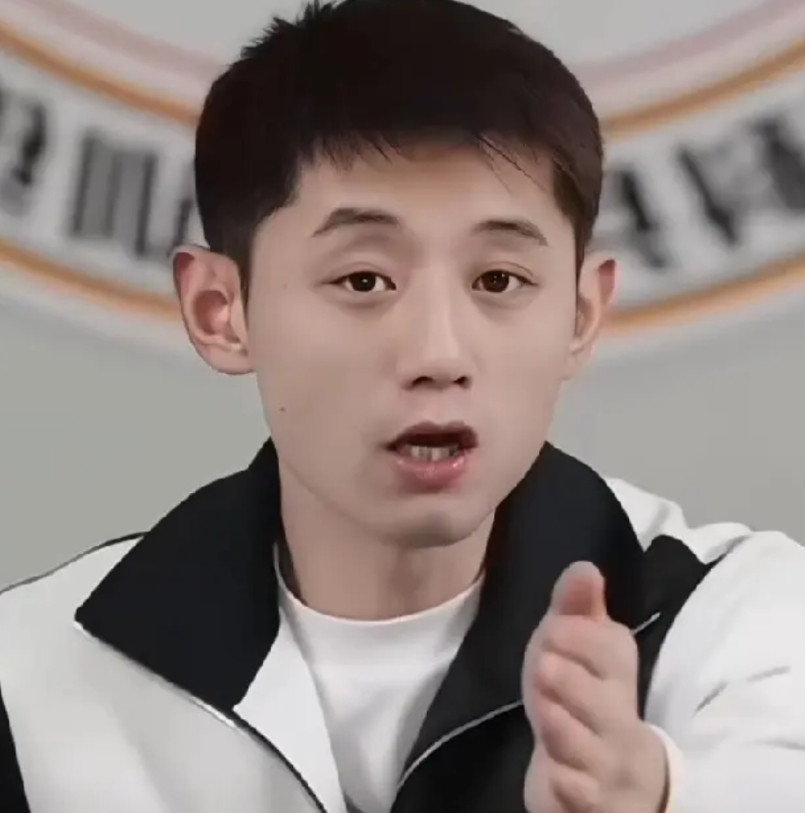 张继科在直播中直言：“马龙的接发球千变万化，全世界独一份！”他犀利指出：樊振