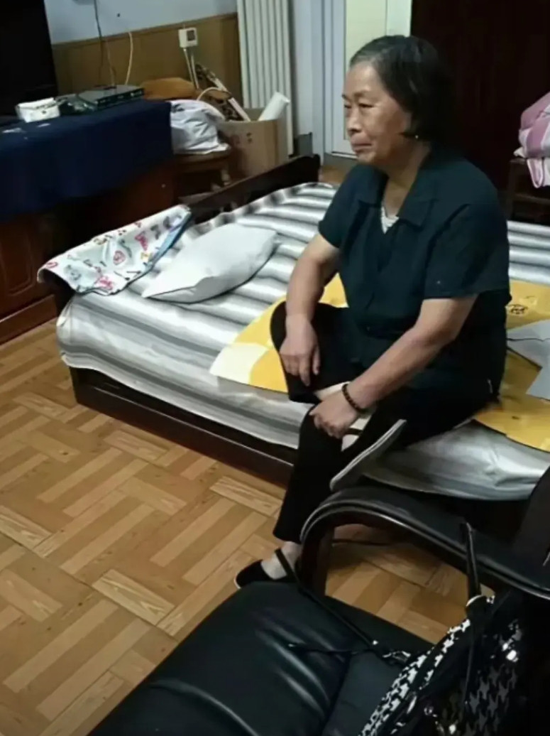 释永信的母亲叫胡昌荣，安徽颍上县江店孜镇小店村人，目前年过八旬，身体健康，与儿孙