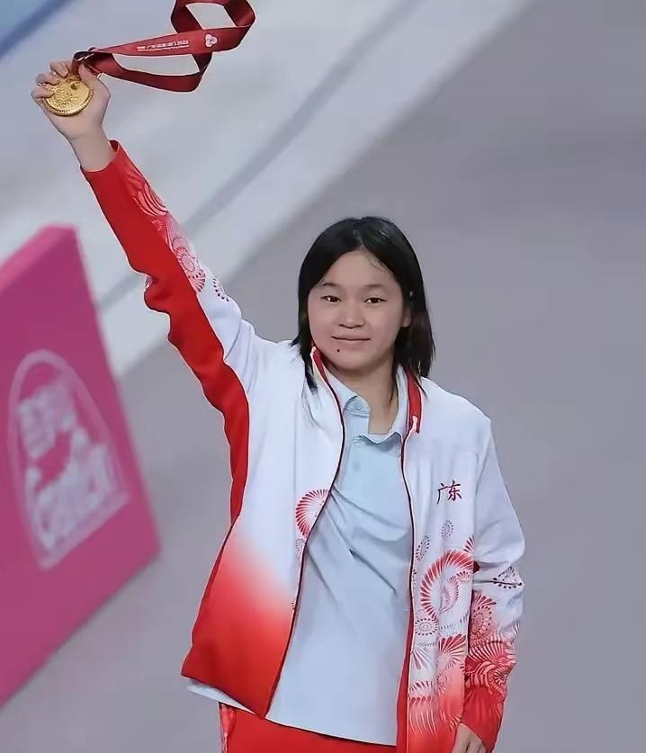 看完全红婵最新采访真的破防了。她亲口说，长身体那段日子特别难熬，压力大到睡不好，