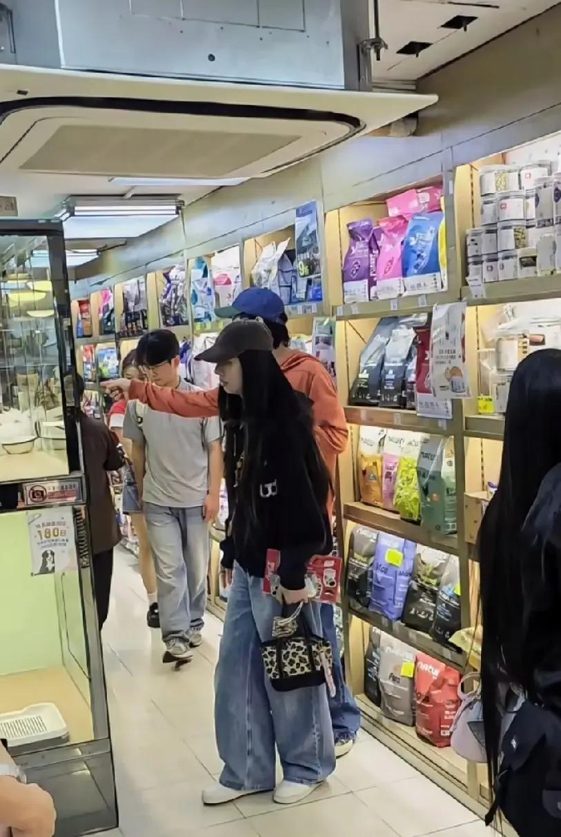 郭碧婷出来逛宠物用品超市，老公和公公全程陪着，真的很受宠啊！