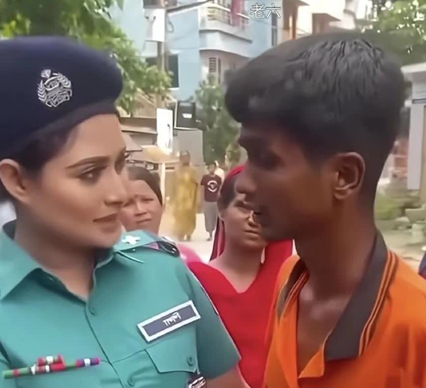 印度一男子，花言巧语，骗女警察跟他合影。先是表示感谢与女警察拥抱，趁其不备，