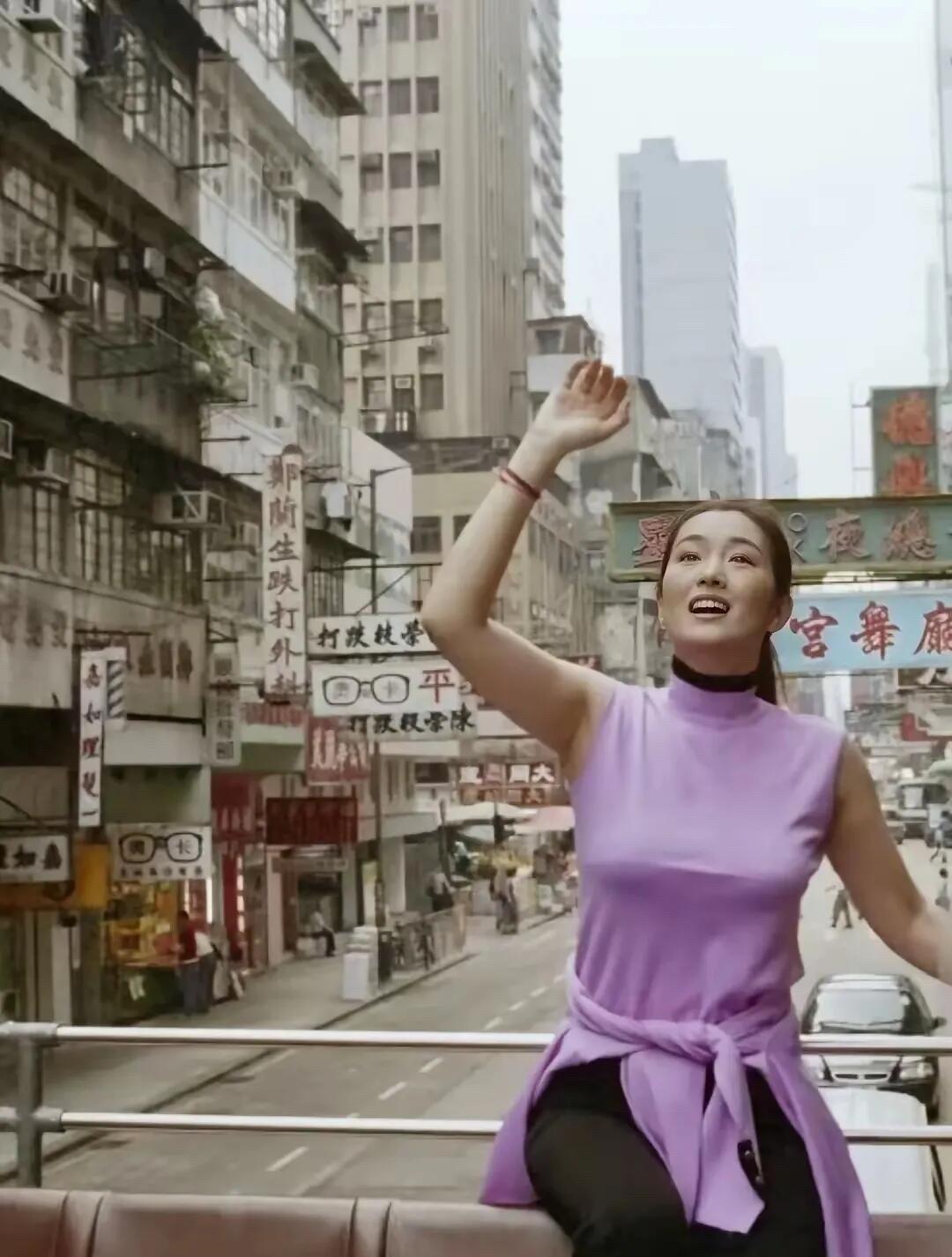 谁还没有年轻的时候，当年的巩俐在香港巴士上的留影，真的是惊艳了时光的美。长相清
