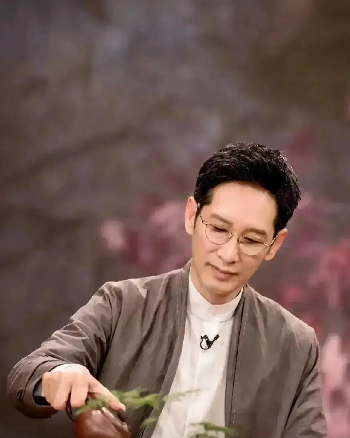 什么叫人情世故：1.第一：逢人就喊“哥、姐”。2.第二：聚会，迟到了，只