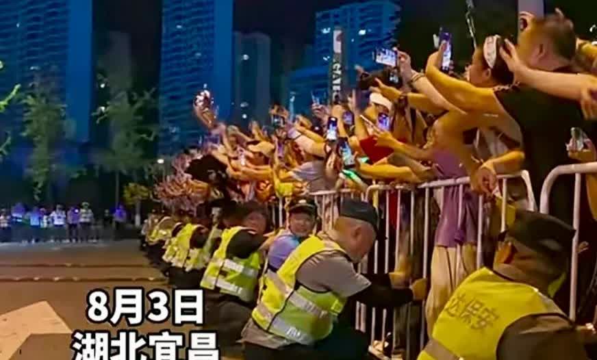 昨晚，刀郎宜昌演唱会第二场又出现了格外暖心的一幕，让无数刀迷为之动容。刀郎在