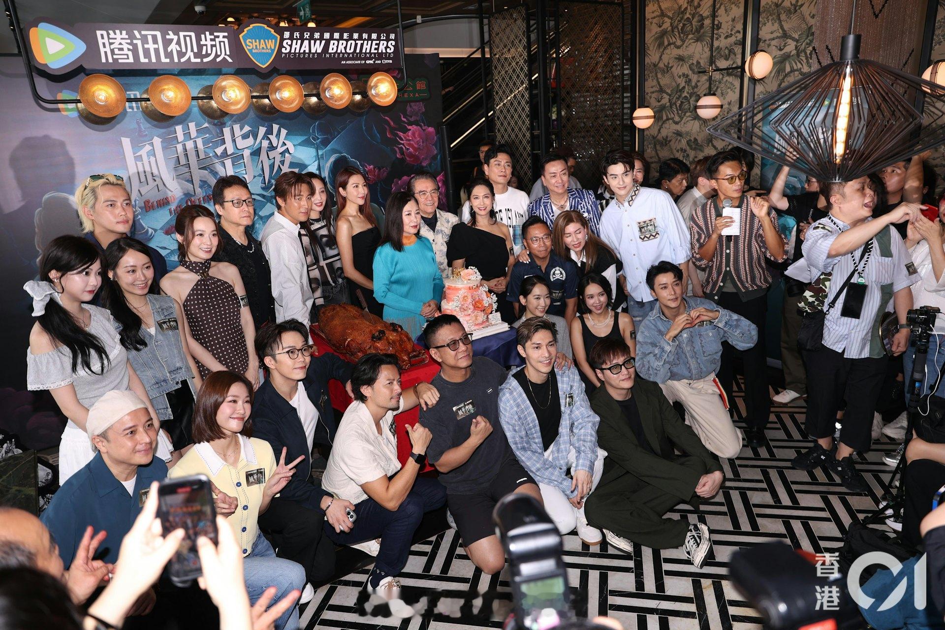 蔡少芬拍外景被偶遇曝光新剧性感造型　同场汪明荃获赞气质出众|香港01邵氏与内