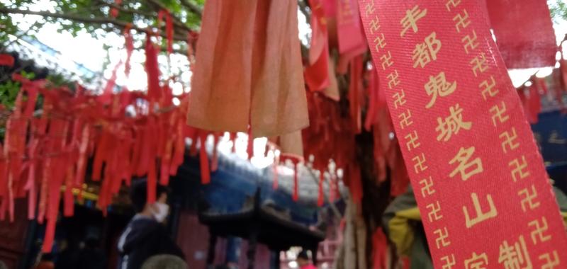 你把四周的人都当成色鬼，饿鬼，穷死鬼。你在做事，你看看看看顺不顺。有人说你这