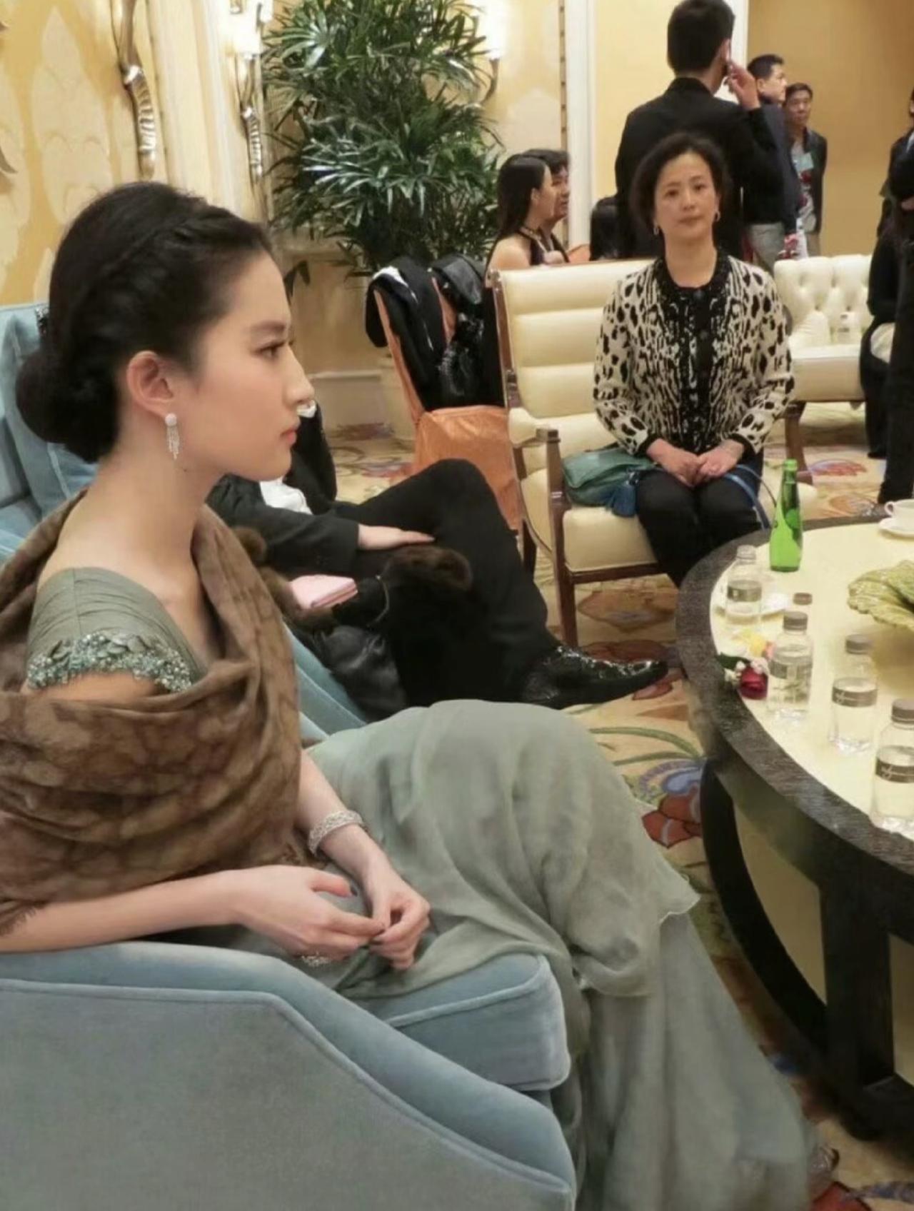刘亦菲与妈妈的一张旧照，早期刚出道那会儿，刘亦菲参加的，很多公众场合，都有妈妈的