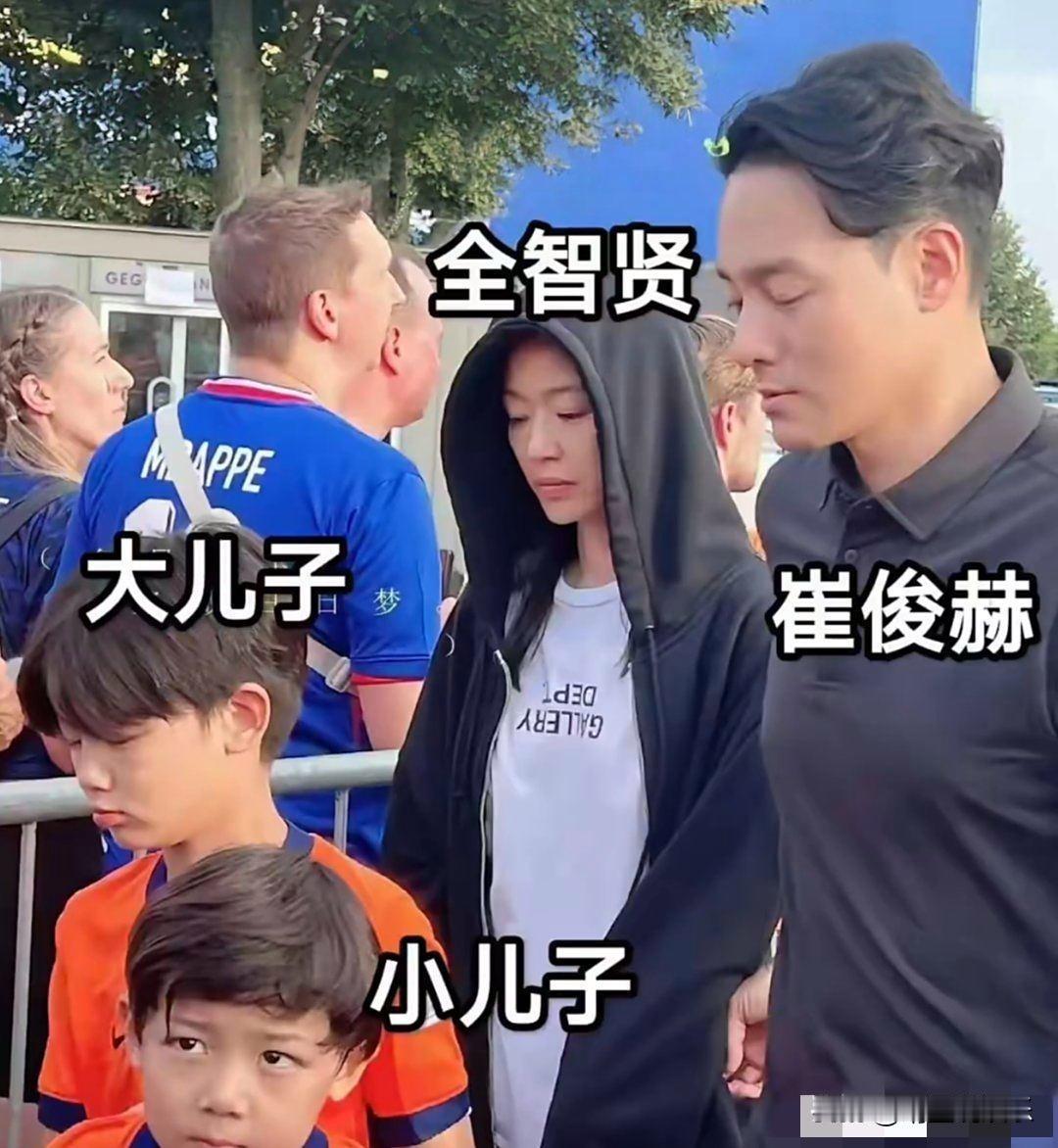 通过全智贤近日的事，越来越觉得韩国明星智商着急，见过端不住饭碗的，但没见过亲手