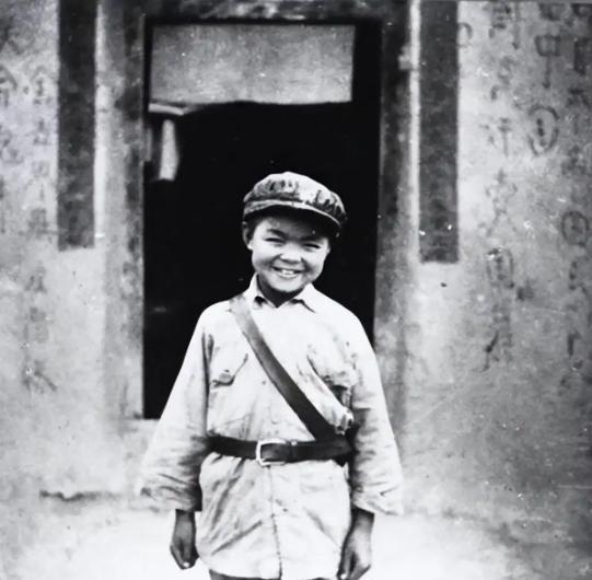 1935年，13岁的红军小战士罗玉琪在过草地时，突然肚子疼得厉害。考虑到附近有女