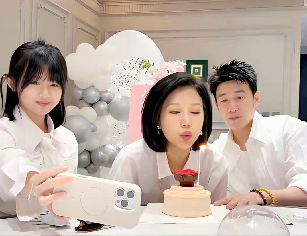 陆毅为妻子庆祝50岁生日！一家三口甜蜜地吃蛋糕，家庭仪式感满满。聪明的女人是家里