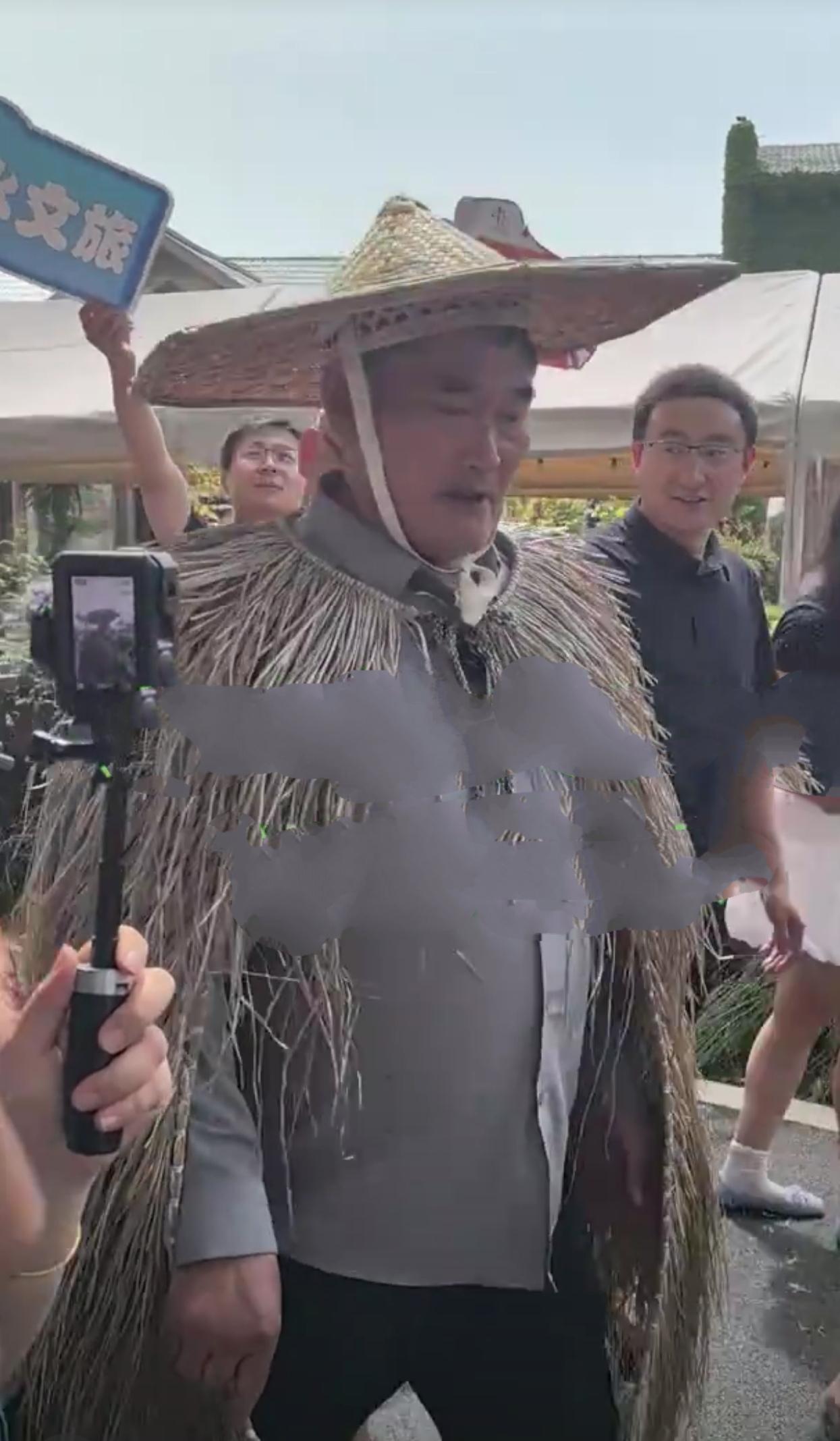 大衣哥朱之文身穿蓑衣头戴草帽到达山东沂水，开启了今晚的演出。一到沂