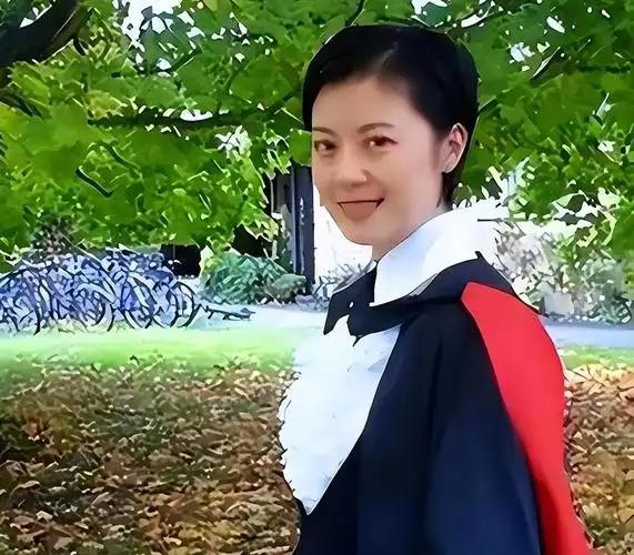"我愿意放弃中国国籍，自愿加入英国！"这句承诺，出自前央视才女主持人姜丰之口，