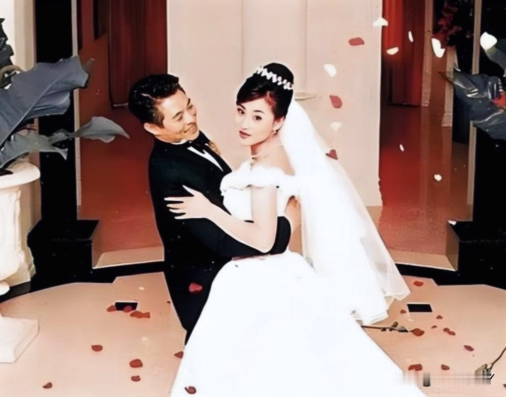 这是36岁的李连杰和38岁的利智在美国结婚时的一张照片，拍摄于1999年。彼时李