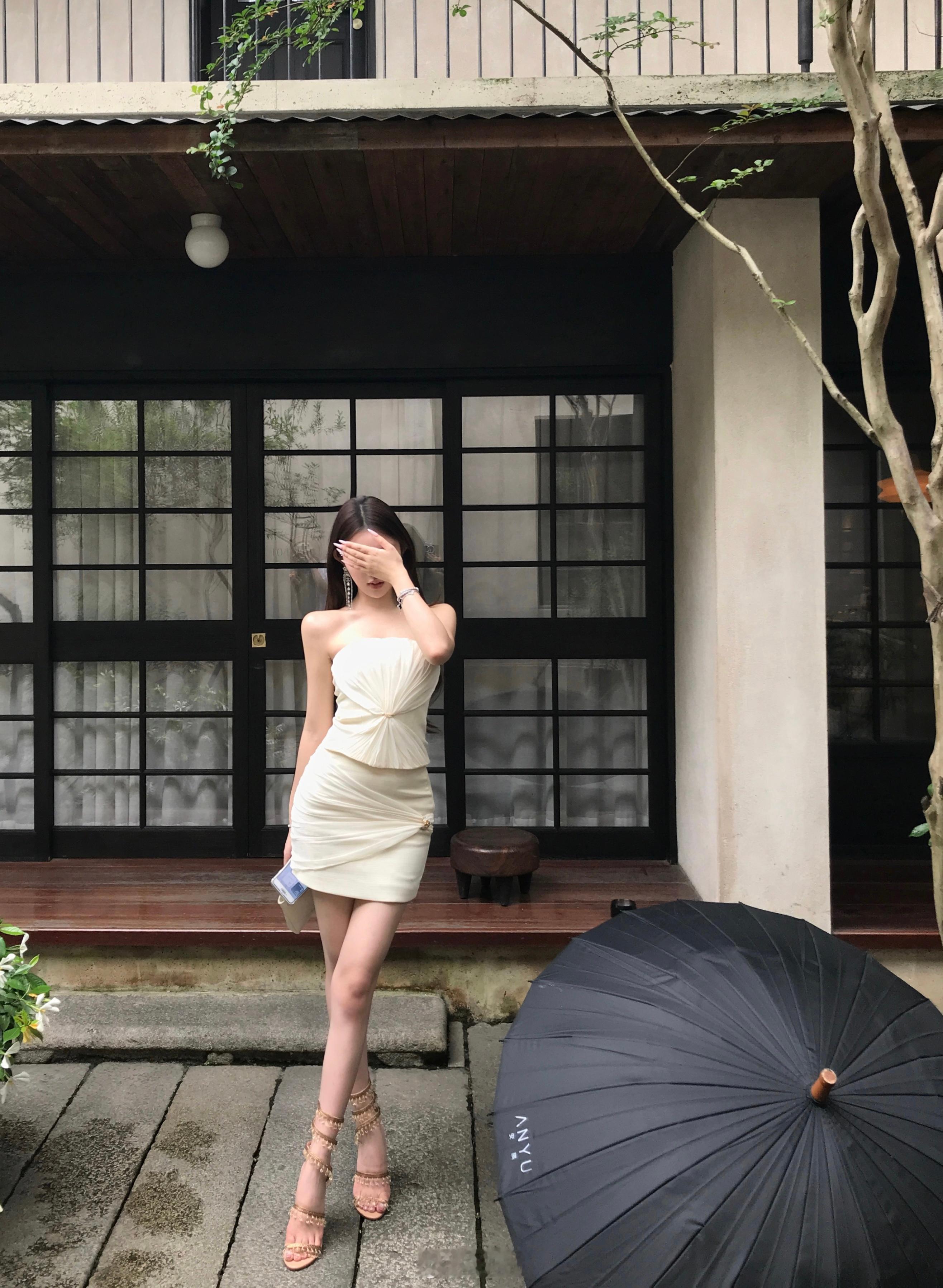 oops！是夏天🍃它的美不能只有我一个人欣赏！挺阔有型但又不是很厚实的面料毕竟