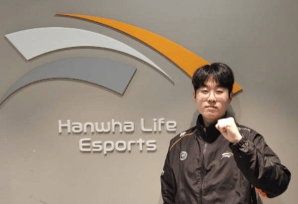 Zeus: 看T1一路夺冠心情很复杂, 努力让自己往积极的方向想