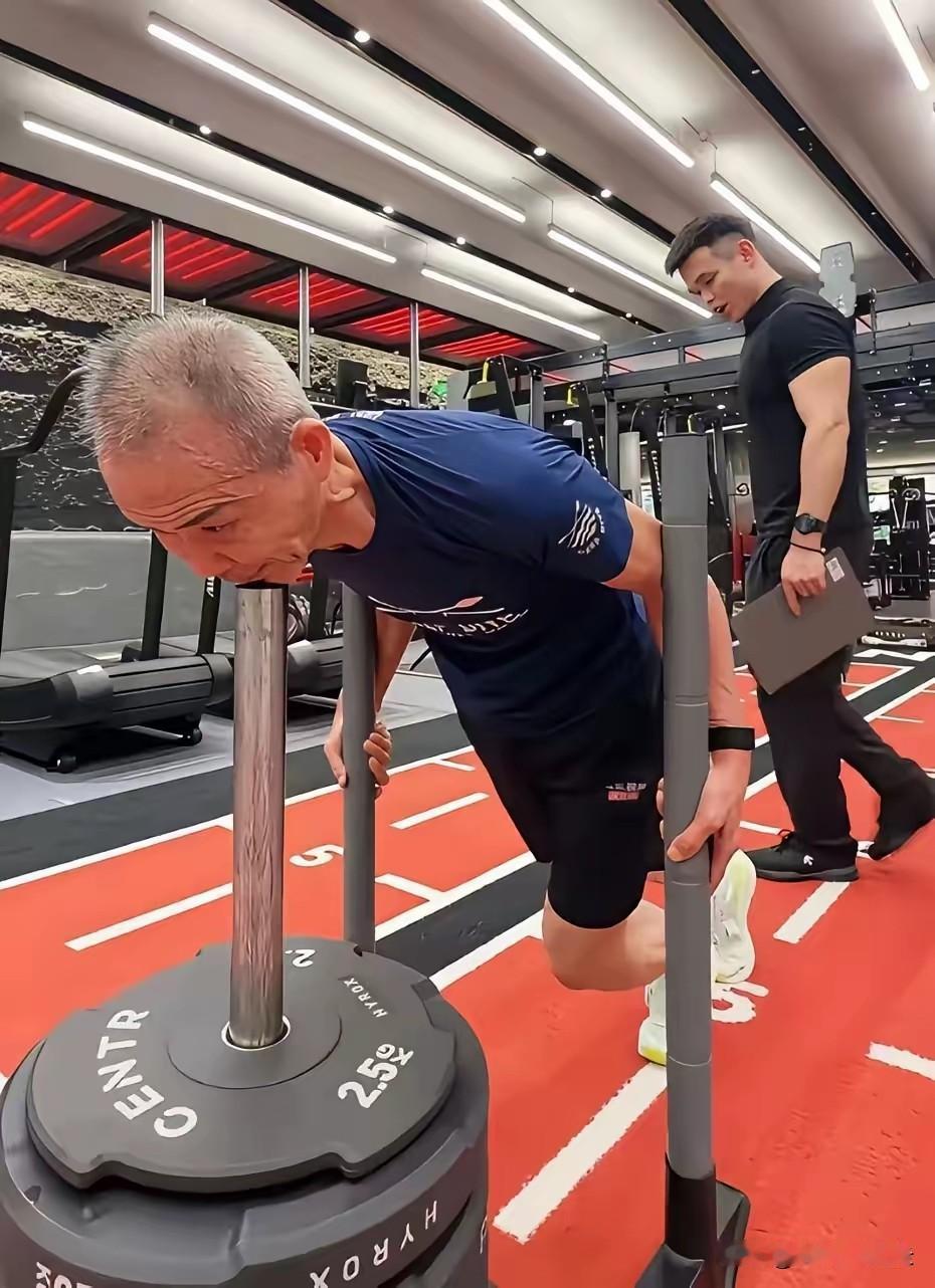 老王为了取悦45岁小娇妻，真的是豁出去了！王石前半生事业风生水起，后半生被一个女