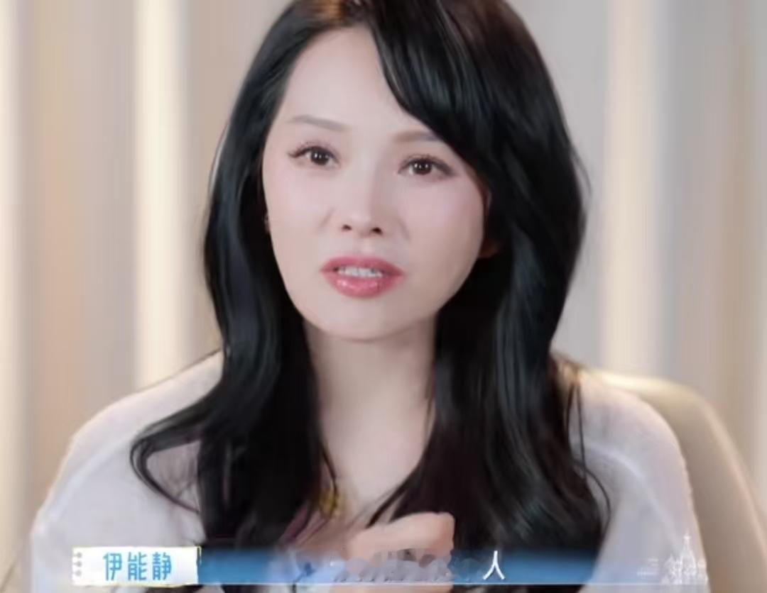 伊能静说，她以前很怕婚姻到最后变成得栓住秦昊，秦昊在一旁面无表情的听着。伊能静