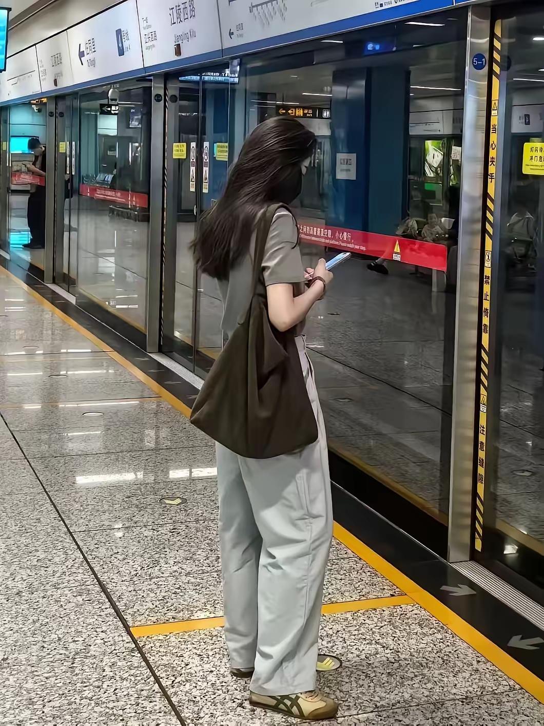 发现一个很有意思的现象，有些女生单看样貌平平，穿搭也简约朴素，身上却自带一种从容