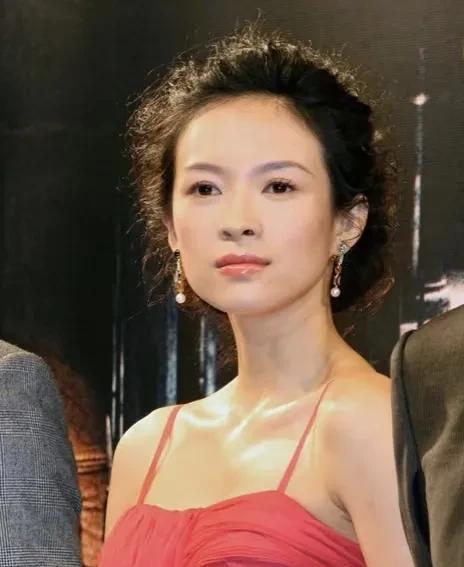 据说章子怡在日本和韩国是巨星一样的存在，你要想她光韩国出资的电影和日本出资的电影