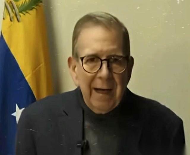 委内瑞拉的牌局，被一个男人用一部手机，远程掀翻了。流亡海外的冈萨雷斯，点开社交