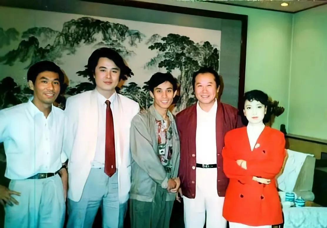 1992年，徐少华、魏慧丽与朋友合影，徐少华因为在《西游记》中扮演唐僧，有了很大