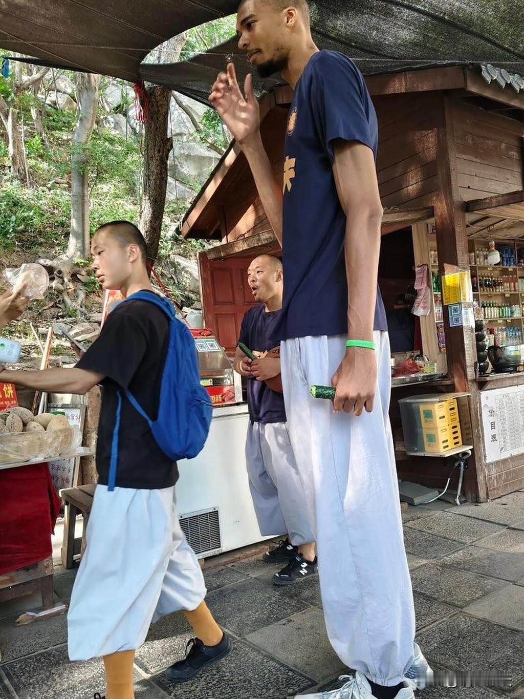 哈哈哈，文班亚马“偷”食黄瓜。今天，又有人在少林寺窥见了全球第一“高僧”文班