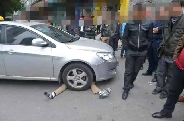 “大快人心！”沈阳女子等红灯时无聊玩手机，没有看到大妈躺在她车跟前碰瓷。绿灯后女