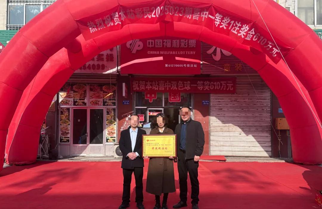 “这就是命啊！”3月4日，陕西榆林，一大车司机在当地装货时随手买了5注双色球彩票