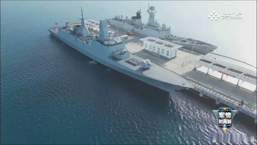 054B和054A同框054B确实大的多只是感觉甲板利用率不是很高再增加12单元