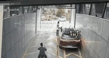 不懂就问司机是怎么考过驾照的？这诡异的操作直接看呆电车大哥奇葩汽车司机