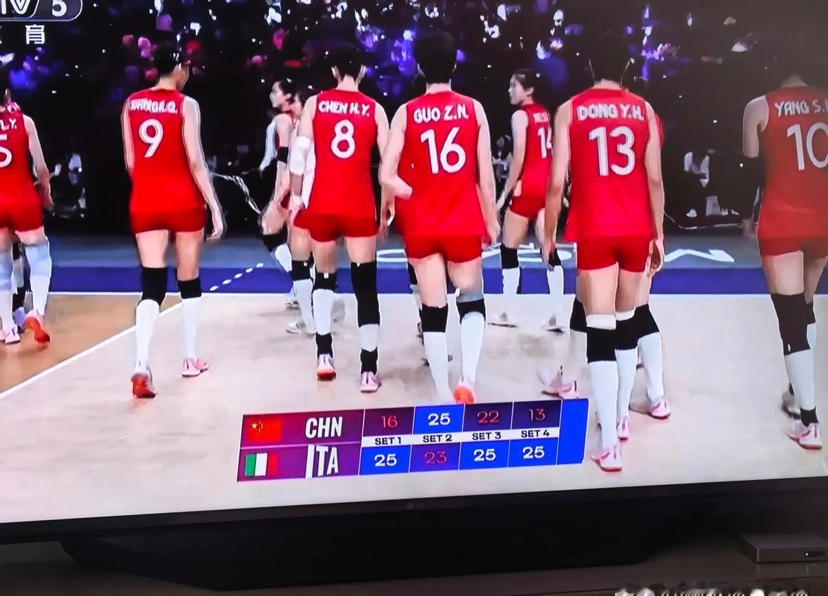 “粗糙但有活力”——日本球迷这么评价中国女排。这话听着不刺耳，但仔细一想，挺戳