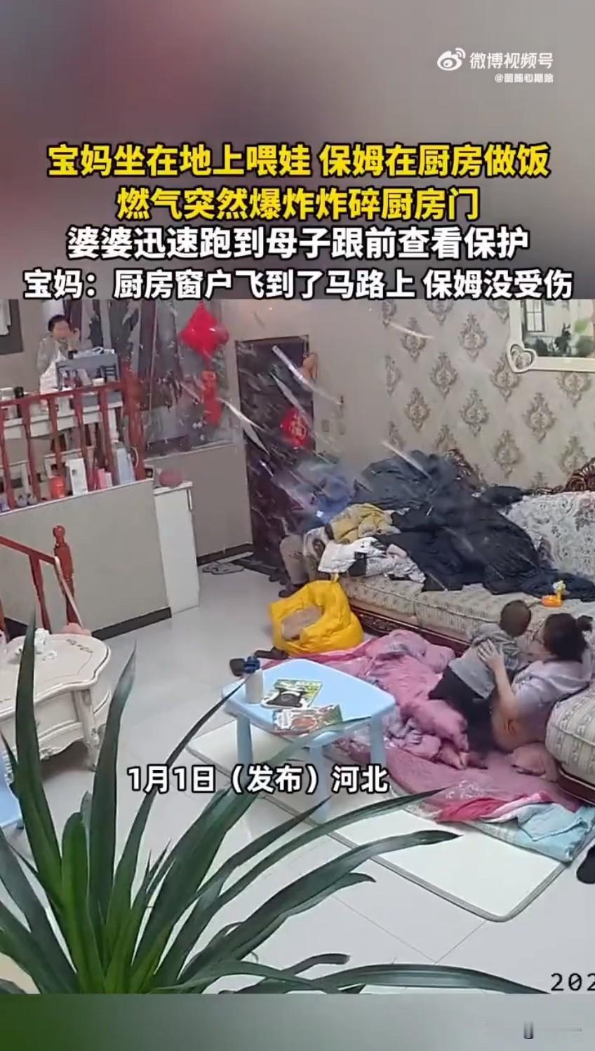 宝妈正坐在客厅的地板上喂娃，小宝贝含着勺子咿咿呀呀，她一边轻声哄着，一边留意着厨