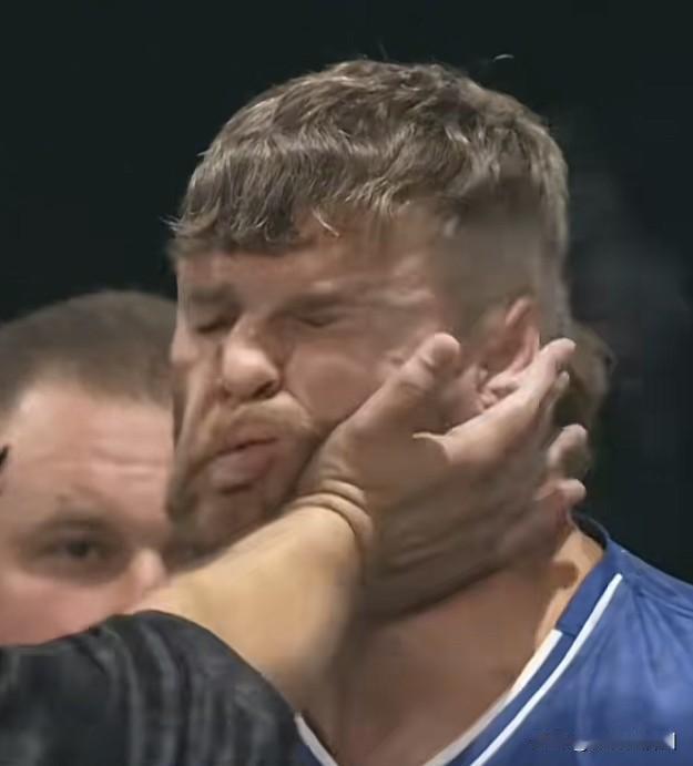 反复看了好几场耳光比赛的视频，得出来一个结论，赵鸿刚就是实力不行，别再给他