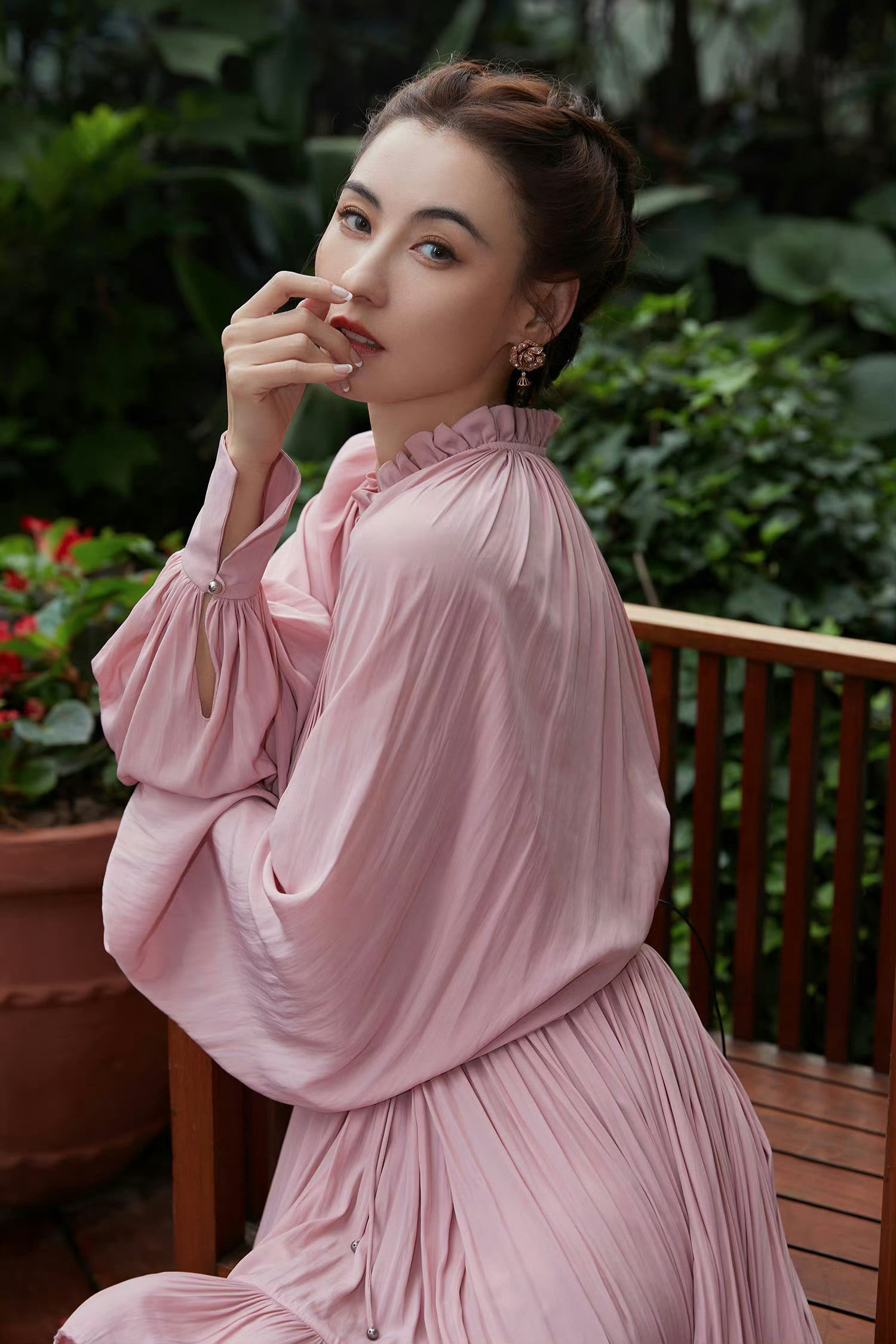 张柏芝粉裙高跟妆造，裙摆轻扬，魅力尽显​​​