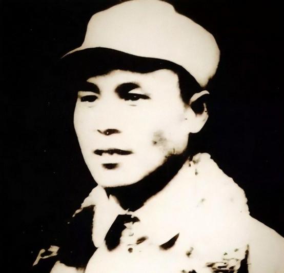 1940年，皖东北四个司令谁也不服谁，中央只好空降一个猛人，他一到就整合上万兵马