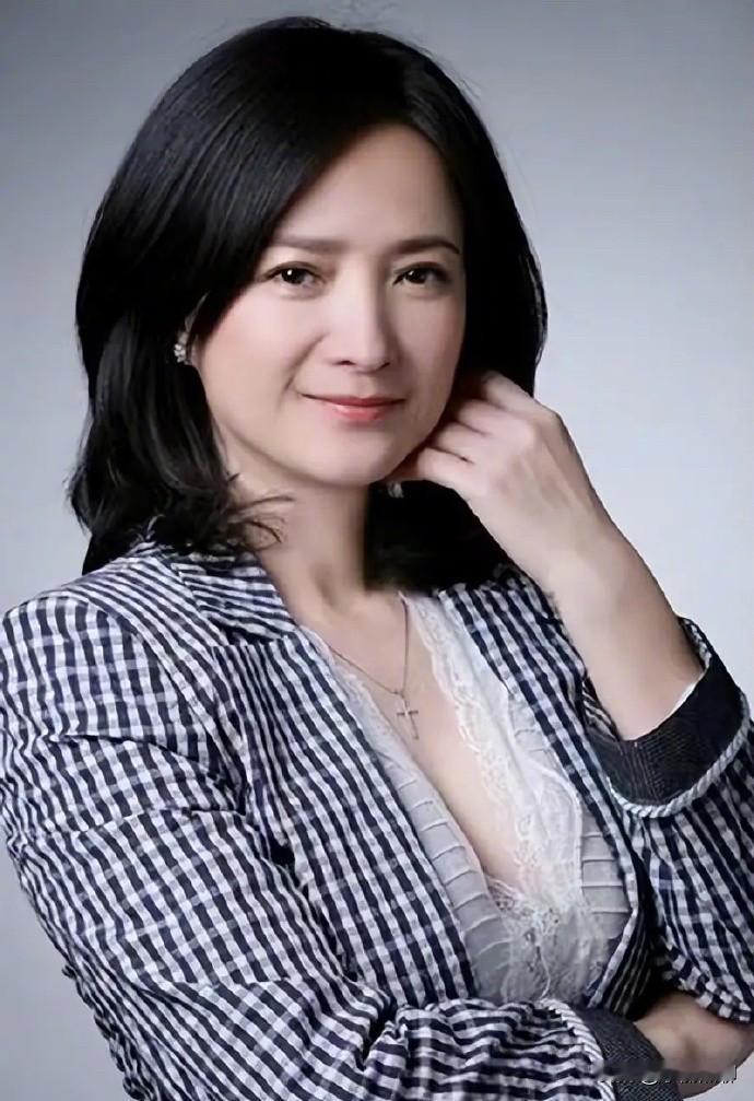 朋友打趣问我老公，选何晴还是张澍当老婆，他脱口而出：必须是何晴！相比何晴演遍