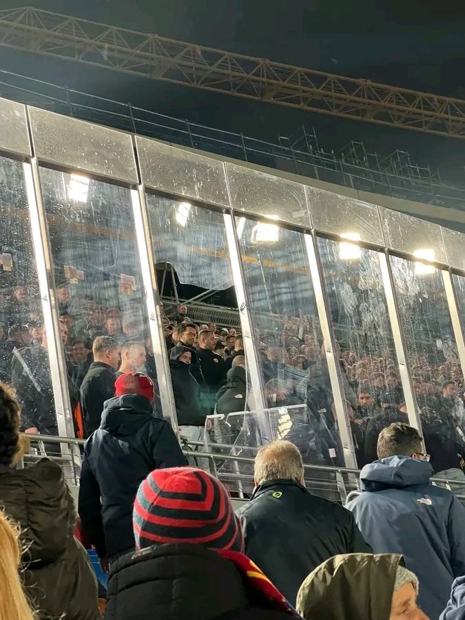 阿斯报：巴塞罗那统计了球场内法兰克福球迷区域的损失情况🚫法兰克福球迷破坏了将