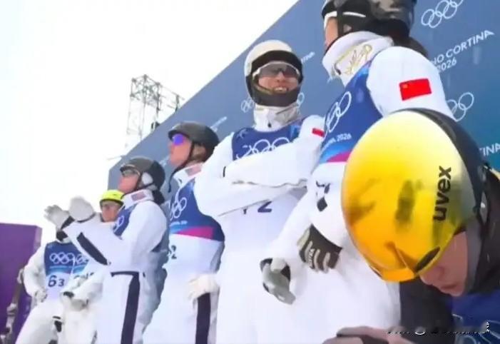 在今天进行的米兰冬奥会自由式滑雪空中技巧混合团体决赛中，发生了特别有意思的一幕。