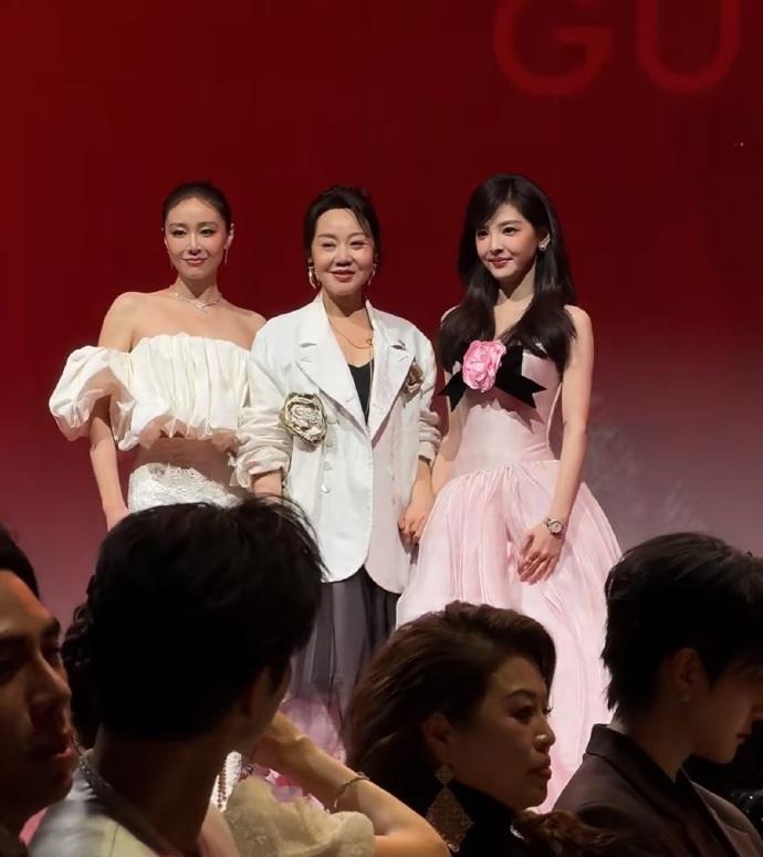 最近高叶和闫妮一起在上海出席时尚活动，两位搭配的都很迷人，看起来像一对年轻的姐妹