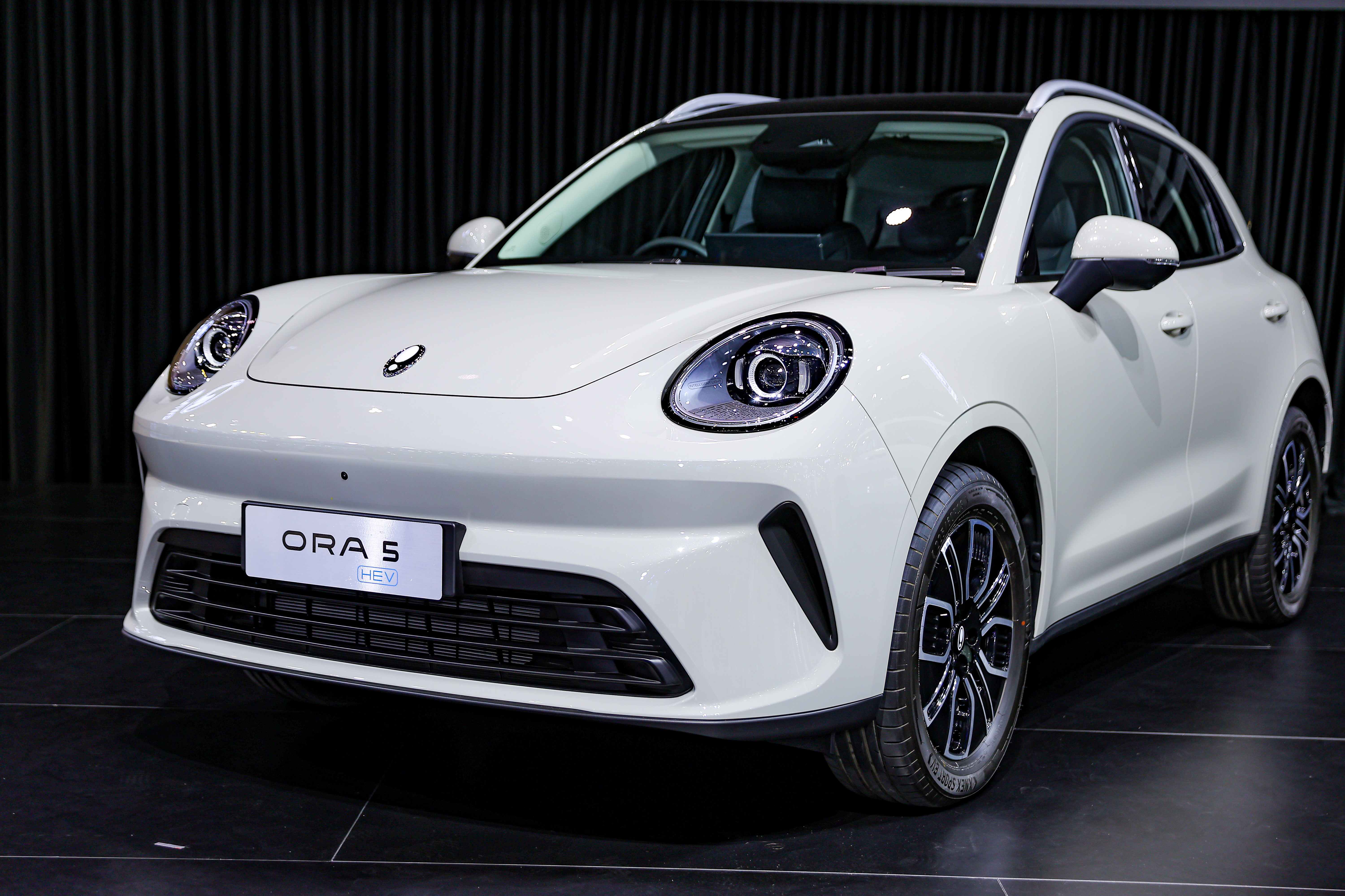 欧拉5EV&HEV海外首站上市，EV版售价约13.3万起，HEV版约15万起。我