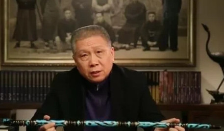 有一次，冯小刚过生日时，马未都送给了他一根收藏了将近十年的绿松石拐杖。冯小刚接过