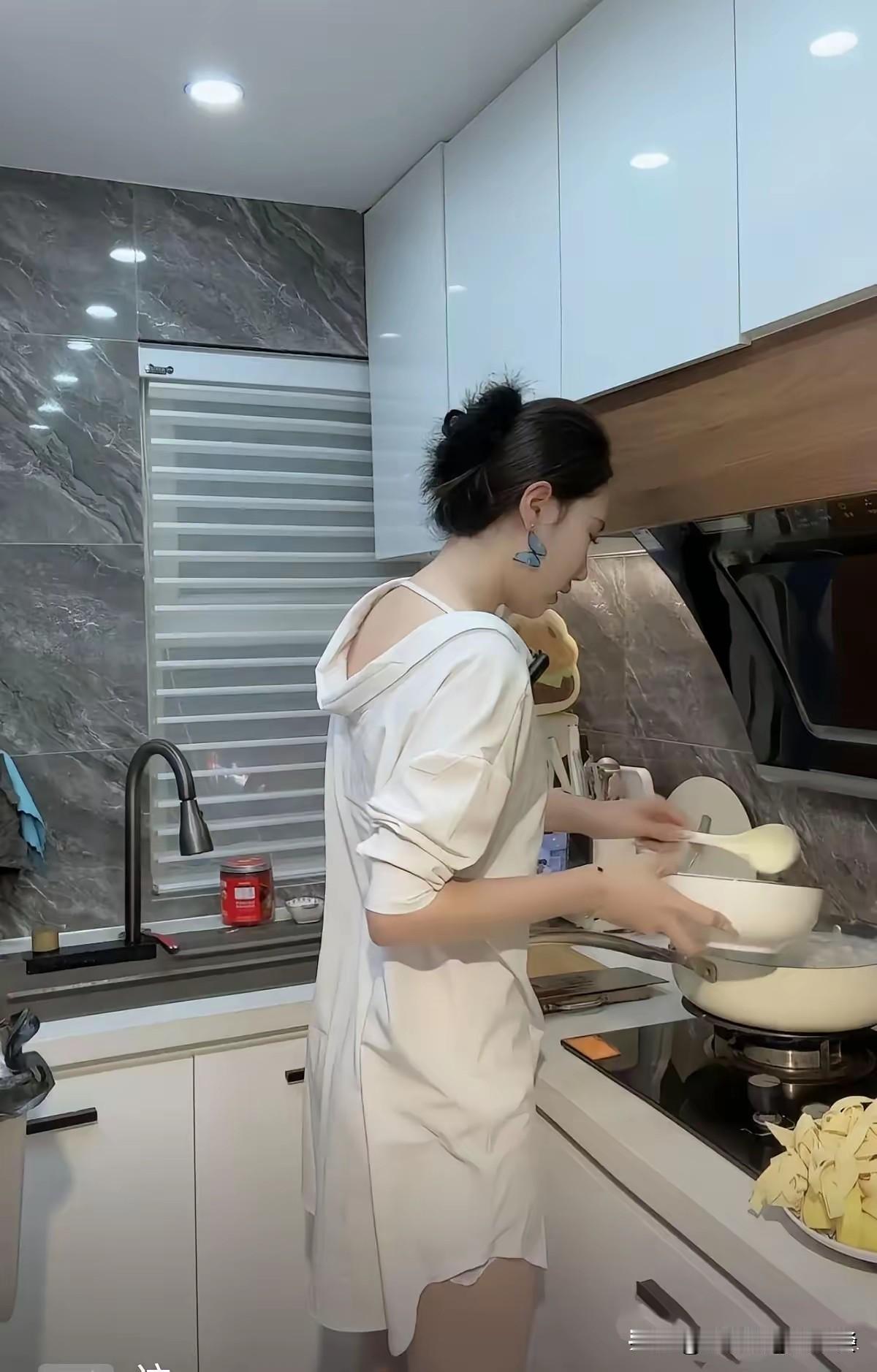 算命先生说我会为情所困，我一直以为是爱情，没想到是自作多情。算命算命算