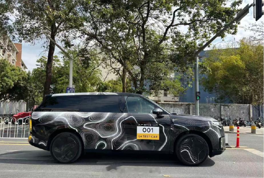 正在L4测试的小鹏GX今日一辆车身贴有“L4自动驾驶测试”及“注意避让”标识