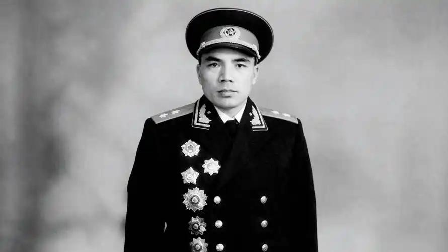陈大雷要是真能活到1955年，军衔这事还真不能笑话他。剧里他是新四军六分区司令员