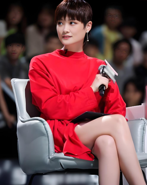 身价过亿的李宇春一直在北京租房子住她不买房的原因是，北京的房价太贵，租房比买房