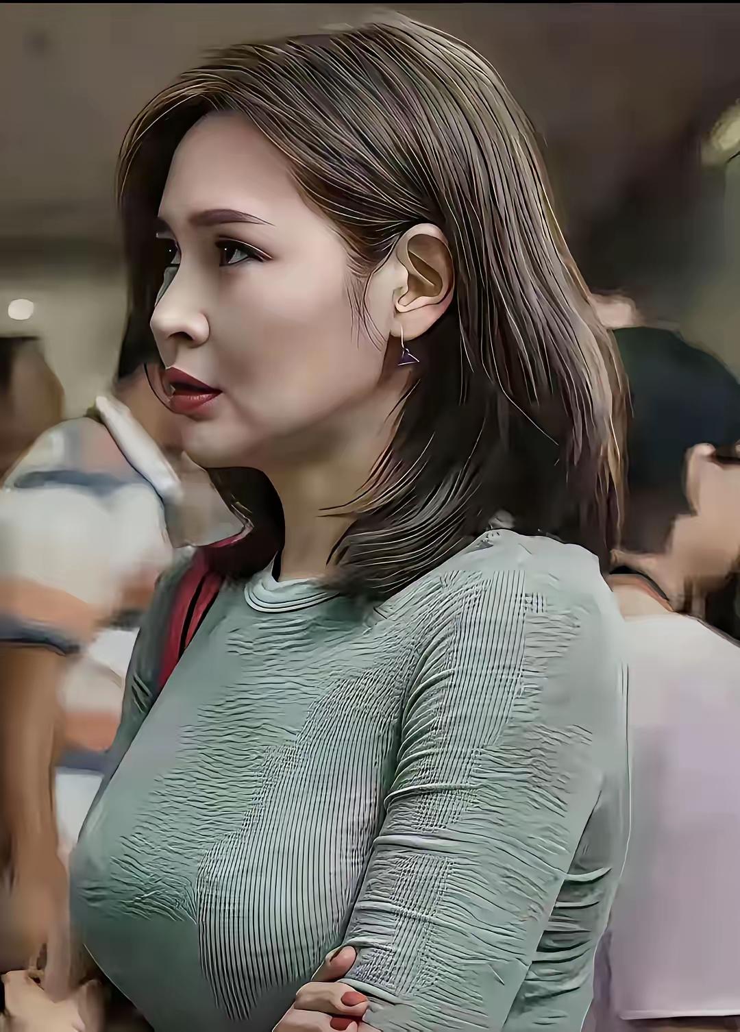 于明加这个女人我感觉是身材越来越好了但是脸说实话没有以前好看了是真的年龄大