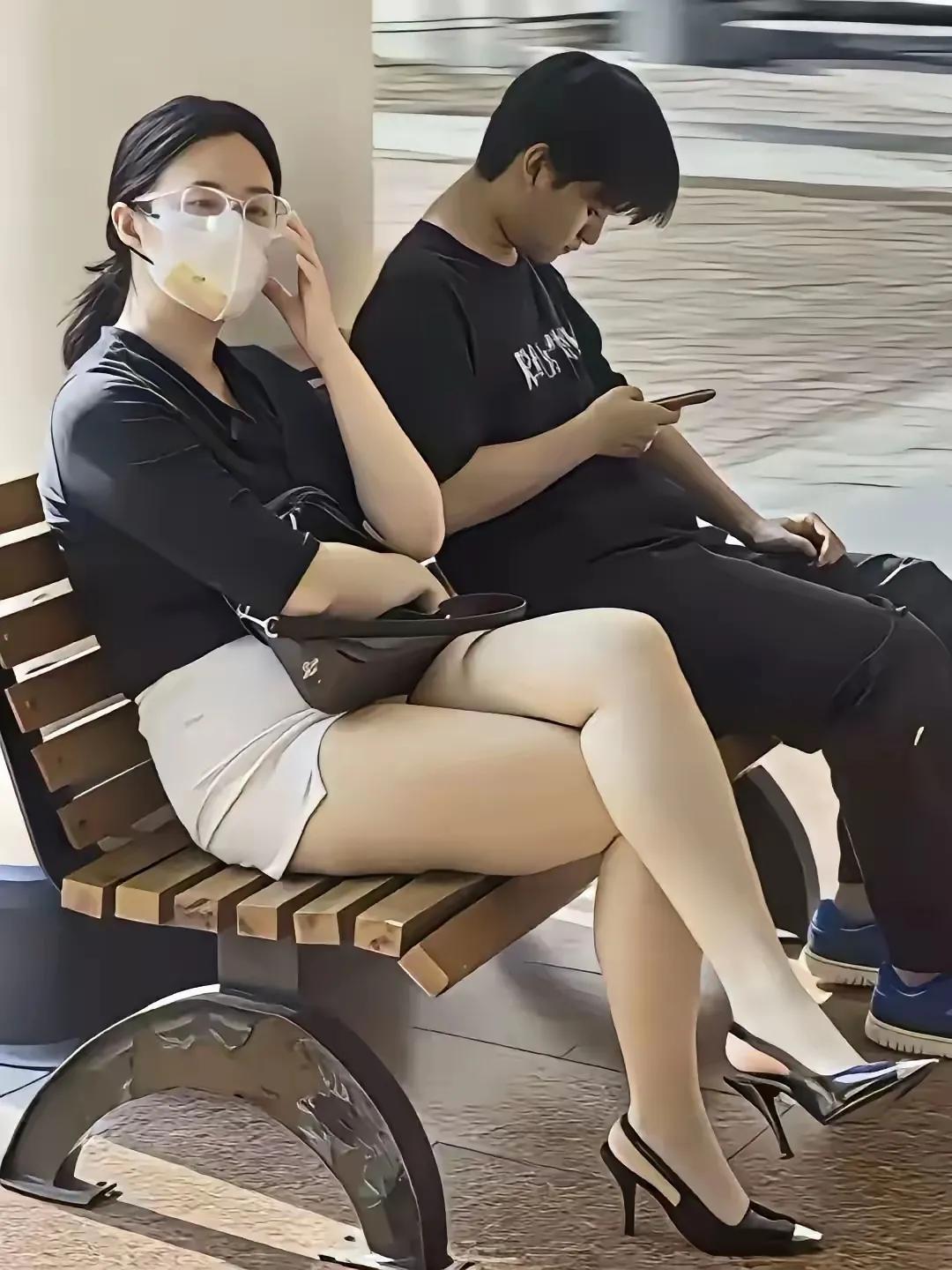 学生为什么成绩上不去？孩子心无旁骛看手机，家长视而不见…娃沉迷手机孩子不愿去