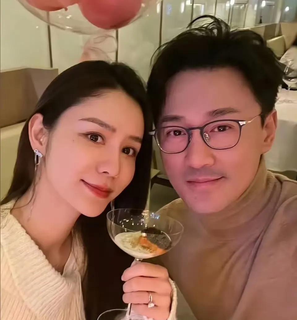 现在林峰成为了网络上的笑柄，不是因为他的个人问题，而是因为他的妻子张馨月在社交平